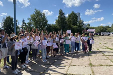 Митинг рассерженных родителей прошел в Омске