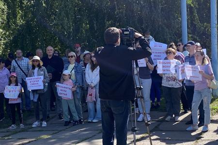 Митинг рассерженных родителей прошел в Омске