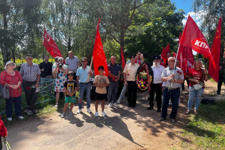 В городе Сафоново Смоленской области коммунисты и комсомольцы восстановили могилу руководителя подполья и партизанского движения