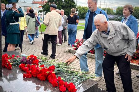 Цветы Е.К. Лигачёву в День Рождения Томской области