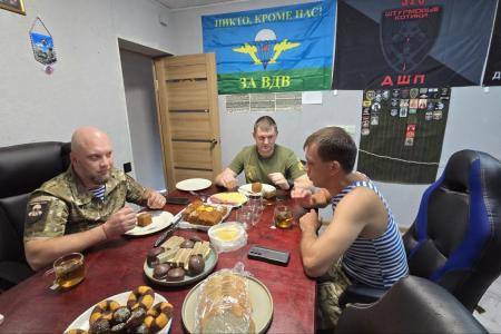 Лидер херсонских коммунистов Рамиль Замалетдинов поздравил бойцов ВДВ на передовой