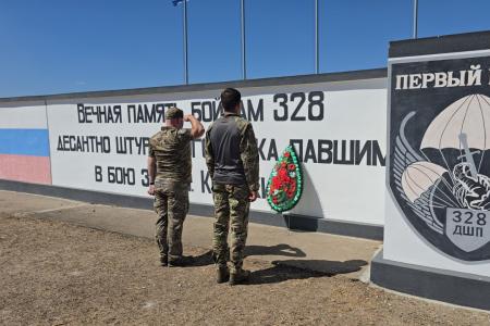 Лидер херсонских коммунистов Рамиль Замалетдинов поздравил бойцов ВДВ на передовой