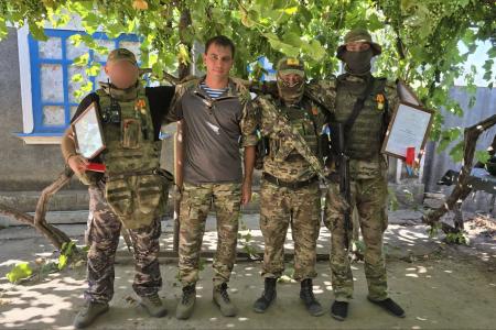 Лидер херсонских коммунистов Рамиль Замалетдинов поздравил бойцов ВДВ на передовой
