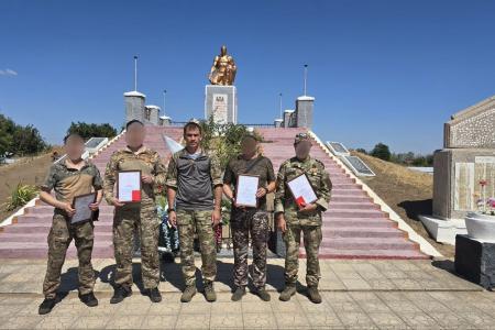 Лидер херсонских коммунистов Рамиль Замалетдинов поздравил бойцов ВДВ на передовой