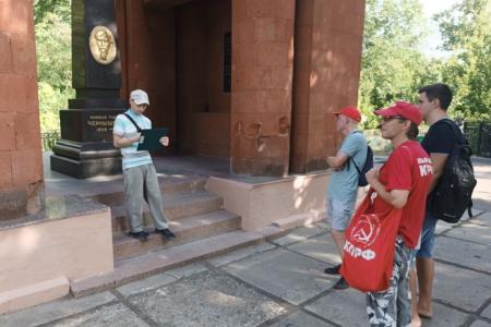 Саратовские коммунисты и комсомольцы почтили память деятелей революционного движения