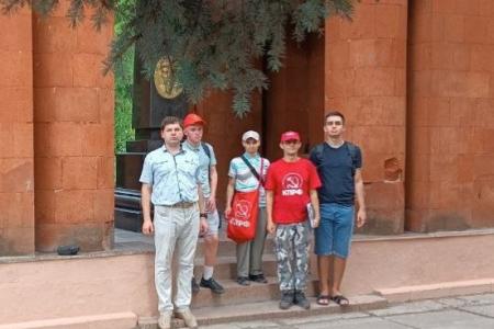 Саратовские коммунисты и комсомольцы почтили память деятелей революционного движения