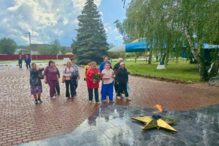 Саратовская область. Ольга Алимова возложила цветы к мемориальному комплексу в Екатериновке