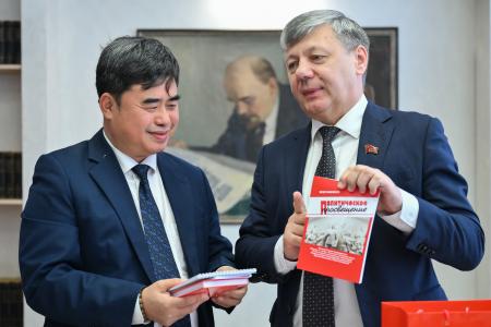 Дмитрий Новиков встретился с делегацией вьетнамского журнала «Коммунист»