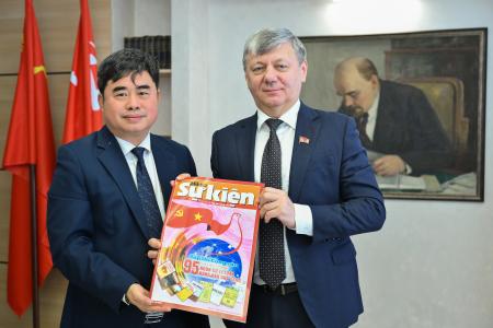 Дмитрий Новиков встретился с делегацией вьетнамского журнала «Коммунист»