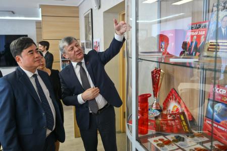 Дмитрий Новиков встретился с делегацией вьетнамского журнала «Коммунист»