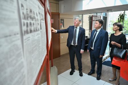 Дмитрий Новиков встретился с делегацией вьетнамского журнала «Коммунист»