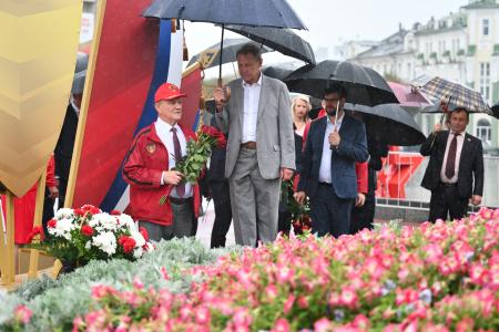Г.А. Зюганов возложил цветы к памятнику В.И. Ленину в Орле