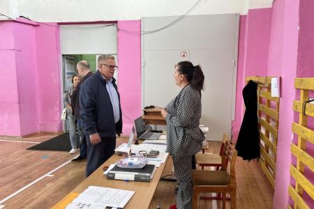Секретарь МК КПРФ, руководитель фракции КПРФ в Мособлдуме Александр Наумов посетил избирательные участки во Фрязино