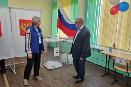 Секретарь МК КПРФ, руководитель фракции КПРФ в Мособлдуме Александр Наумов посетил избирательные участки в Электростали