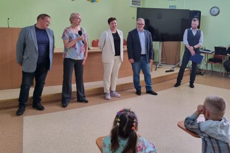 Руководитель фракции КПРФ в Мособлдуме Александр Наумов поздравил первоклассников из приемных семей в Домодедово