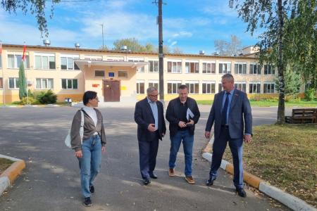 Секретарь МК КПРФ, руководитель фракции КПРФ в Мособлдуме Александр Наумов посетил избирательные участки в Электростали