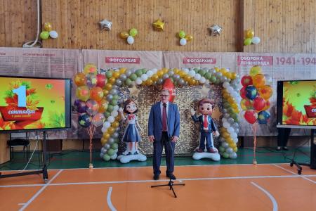 Руководитель фракции КПРФ в Мособлдуме Александр Наумов поздравил учеников с Днем знаний в одной из школ Домодедово