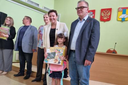 Руководитель фракции КПРФ в Мособлдуме Александр Наумов поздравил первоклассников из приемных семей в Домодедово