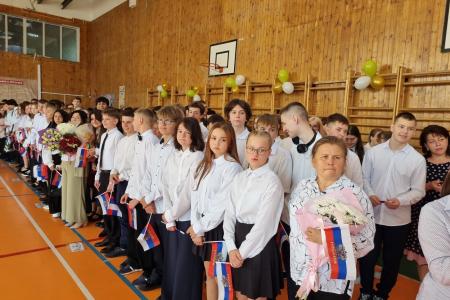 Руководитель фракции КПРФ в Мособлдуме Александр Наумов поздравил учеников с Днем знаний в одной из школ Домодедово