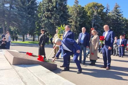 По поручению руководителя фракции в Мособлдуме КПРФ Александра Наумова делегация подмосковных коммунистов поздравила жителей Коломны с Днем города