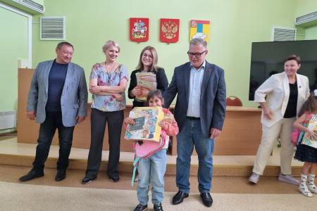 Руководитель фракции КПРФ в Мособлдуме Александр Наумов поздравил первоклассников из приемных семей в Домодедово