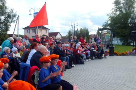 Тюменская область. Площадь у памятника В.И. Ленину в Тобольске озарилась «Пламенем героев»