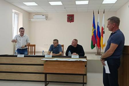 Краснодар. Коммунист-депутат гордумы Александр Сафронов отстаивает право горожан на участие в обсуждении проблем развития своей территории