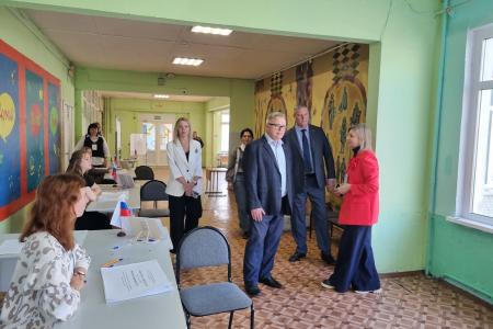 Секретарь МК КПРФ, руководитель фракции КПРФ в Мособлдуме Александр Наумов посетил избирательные участки в Электростали