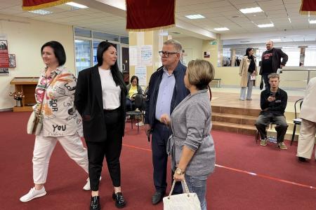 Секретарь МК КПРФ, руководитель фракции КПРФ в Мособлдуме Александр Наумов посетил избирательные участки во Фрязино