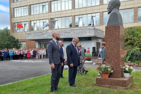 Руководитель фракции КПРФ в Мособлдуме Александр Наумов поздравил коллектив Федерального научного центра овощеводства с юбилеем