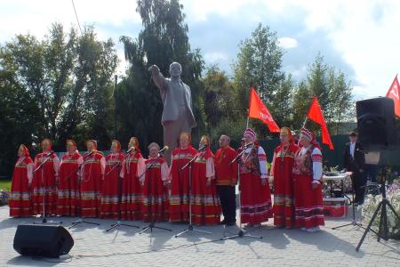 Тюменская область. Площадь у памятника В.И. Ленину в Тобольске озарилась «Пламенем героев»