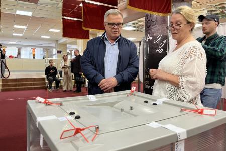 Секретарь МК КПРФ, руководитель фракции КПРФ в Мособлдуме Александр Наумов посетил избирательные участки во Фрязино