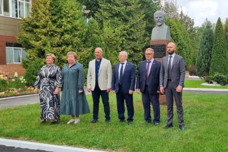 Руководитель фракции КПРФ в Мособлдуме Александр Наумов поздравил коллектив Федерального научного центра овощеводства с юбилеем