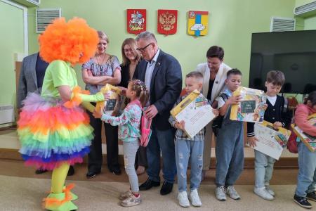 Руководитель фракции КПРФ в Мособлдуме Александр Наумов поздравил первоклассников из приемных семей в Домодедово
