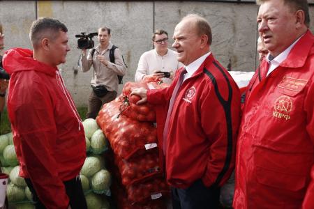 Подмосковные комсомольцы выполнили заявку бойцов с Курского направления
