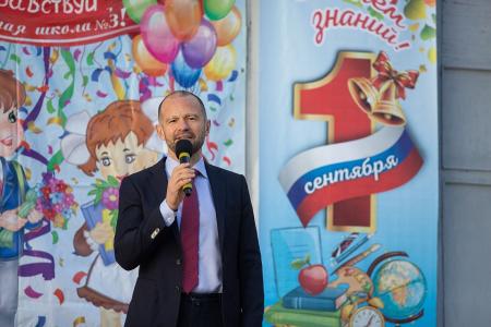 Роман Лябихов посетил родную школу в Северодвинске, коммунальное предприятие в Приморском округе и детский мини-футбольный клуб в Архангельске