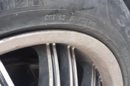 Новороссийск. Порезаны колеса автомобиля кандидата в депутаты гордумы от КПРФ