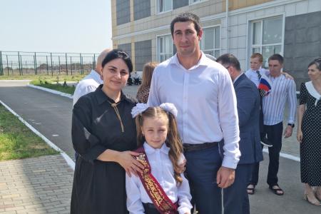 Коммунисты Дагестана поздравили школьников с началом учебного года