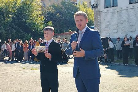 Лидер свердловских комсомольцев Денис Курочкин поздравил учащихся Екатеринбурга с Днём знаний