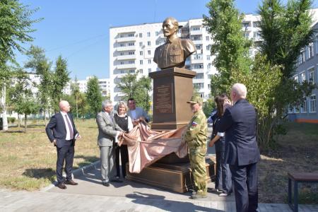 По инициативе Владимира Дзержинского, помощника депутата Госдумы Владислава Егорова, в школе №17 Северодонецка открыт бюст Феликса Дзержинского и школе присвоено его имя