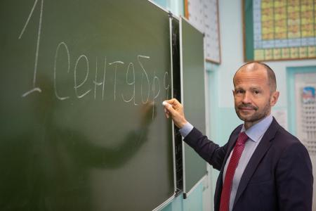Роман Лябихов посетил родную школу в Северодвинске, коммунальное предприятие в Приморском округе и детский мини-футбольный клуб в Архангельске