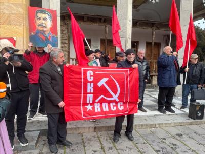 Группа грузинских политиков и журналистов во главе с международным секретарем партии "Солидарность во имя мира" Мамукой Пипия посетила ДНР