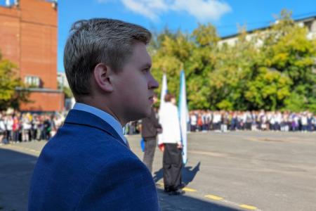 Лидер свердловских комсомольцев Денис Курочкин поздравил учащихся Екатеринбурга с Днём знаний
