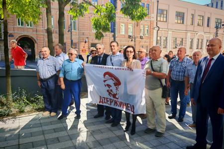 Владимир Дзержинский, помощник депутата от КПРФ Владислава Егорова, инициирует присвоение имени Ф.Э. Дзержинского школе во Владивостоке