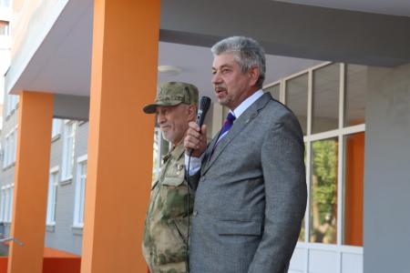 По инициативе Владимира Дзержинского, помощника депутата Госдумы Владислава Егорова, в школе №17 Северодонецка открыт бюст Феликса Дзержинского и школе присвоено его имя