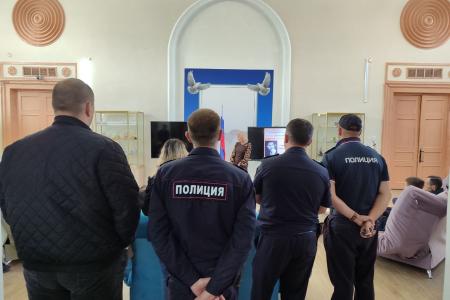 Нижегородское региональное отделение КПРФ организовало показ выставки «Уголь Донбасса» для сотрудников МВД