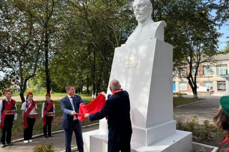 В Серковской школе Нижегородской области состоялось открытие отреставрированного памятника Владимиру Ильичу Ленину