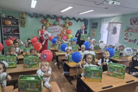 Депутаты фракции КПРФ Волгоградской областной Думы Тамара Головачева, Валерий Могильный, Олег Дмитриев и Денис Усков приняли участие в торжественных линейках, посвященных Дню Знаний