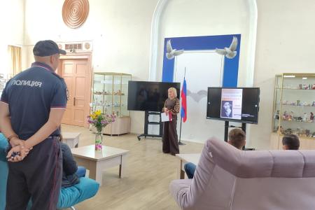 Нижегородское региональное отделение КПРФ организовало показ выставки «Уголь Донбасса» для сотрудников МВД