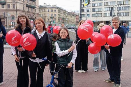 Коммунисты Санкт-Петербурга поздравили горожан с Днем знаний